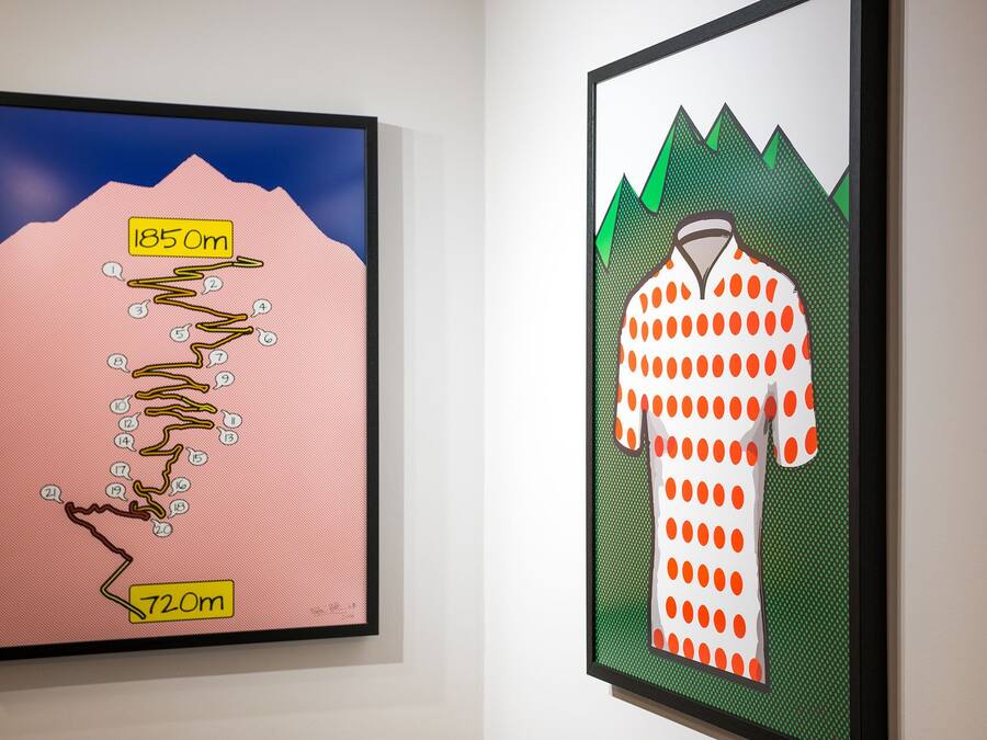 Dos obras de arte enmarcadas: una muestra una cadena montañosa con medidas, y la otra presenta a una persona con una camisa de lunares.