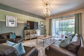 Living area - Solterra - 6 Bedrooms House w/pool-7033SR 6 Home by RedAwning (Davenport)