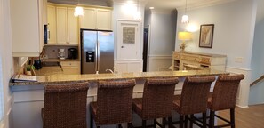 Geladeira grande, micro-ondas, cooktop, lava-louças