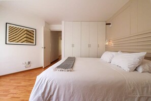 3 chambres, fer et planche à repasser, Wi-Fi, draps fournis