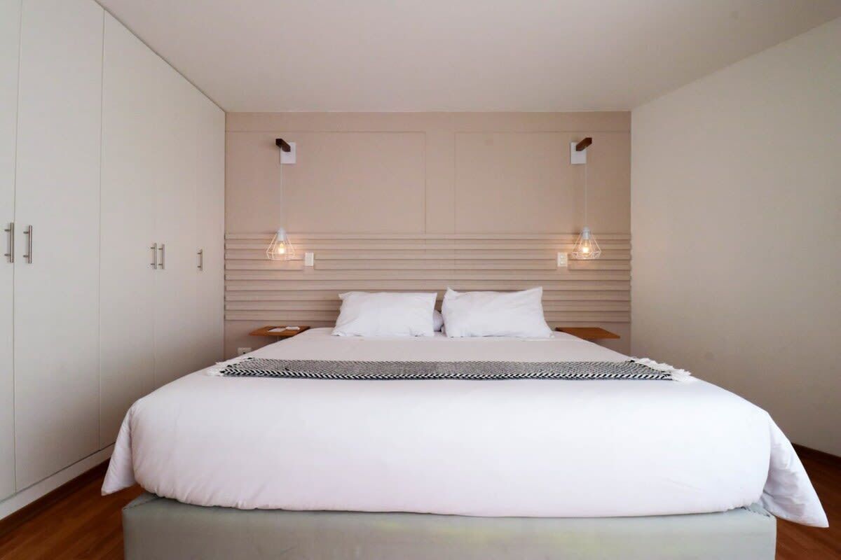 3 عدّة غرف نوم ومكواة/لوح كي وواي فاي وملاءات أسرّة