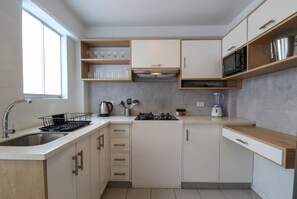 Fridge, microwave, oven, stovetop - w* | Spacious 3BR with Balcony in Barranco (Barranco)