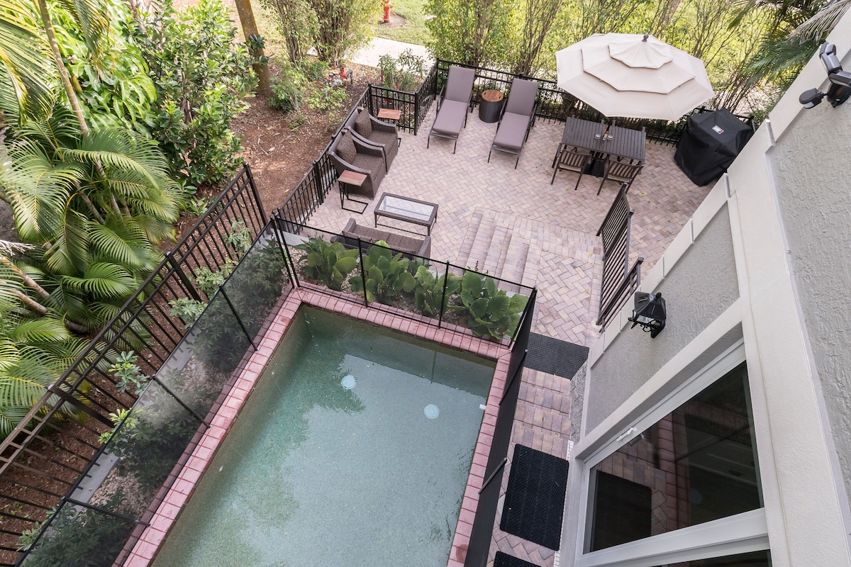 Photo 3 of Old Naples Walk to 5th Ave 4 Bedrm 5 bath home MONTHLY DISCOUNT