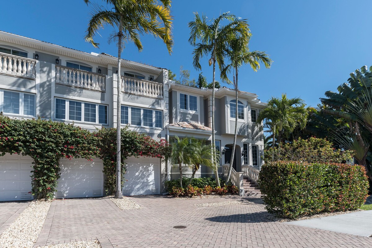 Photo 2 of Old Naples Walk to 5th Ave 4 Bedrm 5 bath home MONTHLY DISCOUNT