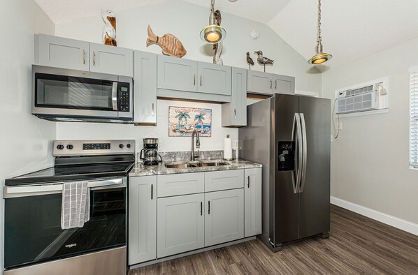 Een koelkast, een microgolfoven, een oven, een kookplaat