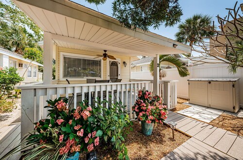New Listing Tropical Sunset beach Cottage