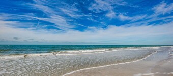 New Listing Tropical Sunset beach Cottage