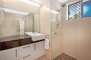 Shower, hair dryer, towels - 2 Bedroom Modern Corner Apartment with tropical feel in Palm Cove (Palm Cove)