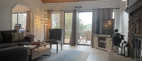 Smart TV, chimenea, futbolito y tenis de mesa