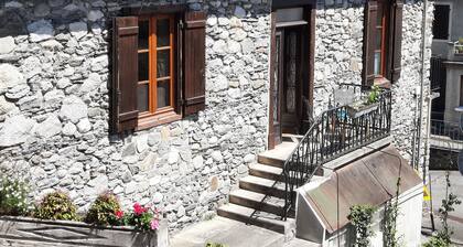 Pleasant bright one-bedroom apartment, in the heart of the Argeles-Gazost valley.