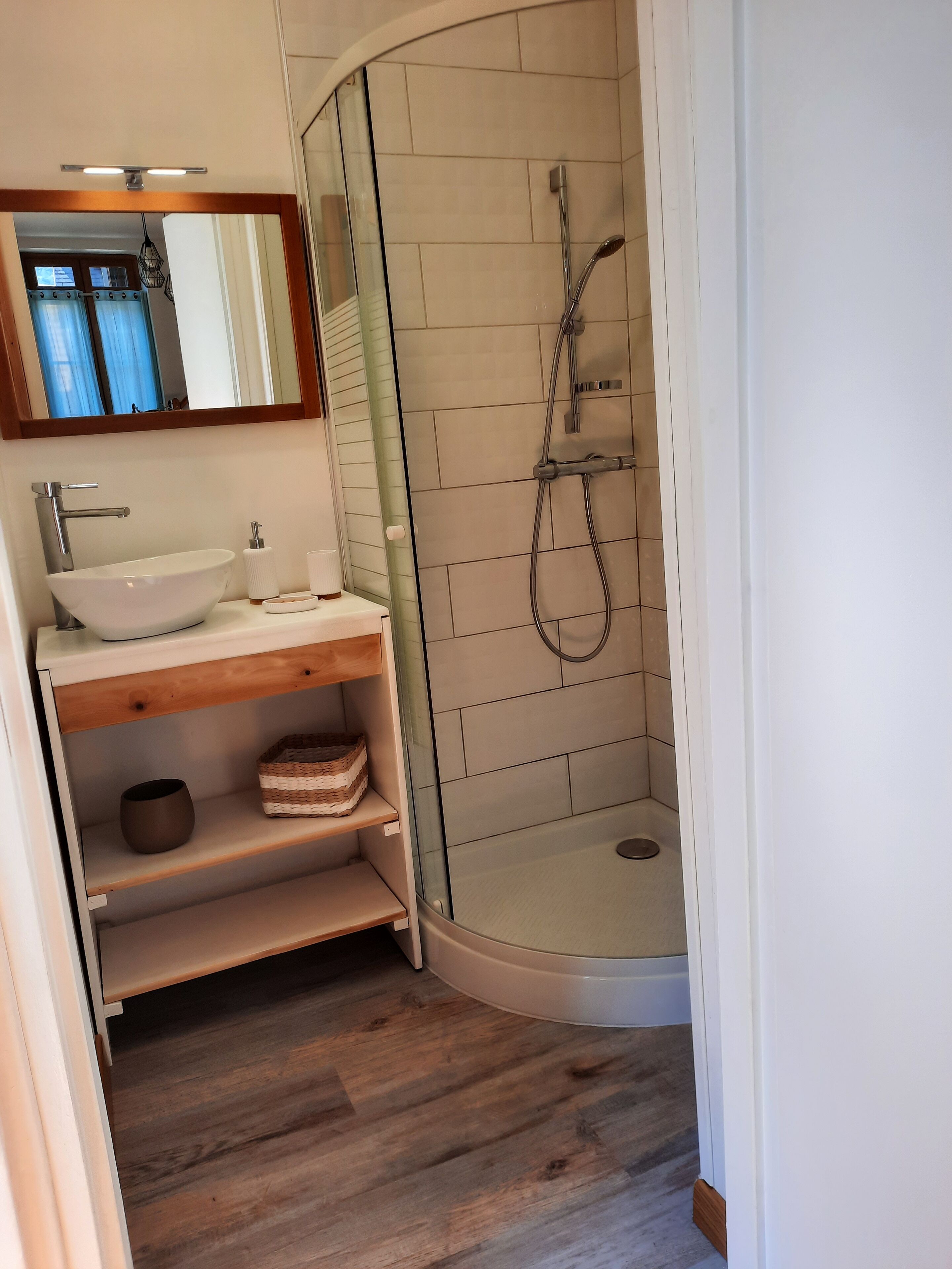 Douche, sèche-cheveux, papier toilette