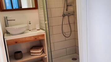 Douche, sĂšche-cheveux, papier toilette