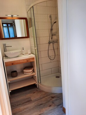 Douche, sèche-cheveux, papier toilette