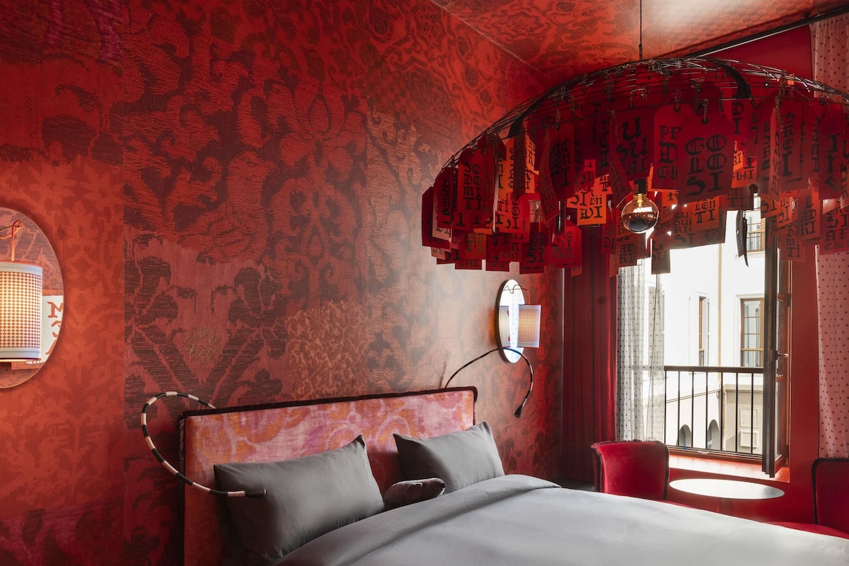 Medium Rosso | Peralatan tempat tidur premium, gebar bulu kapas, bar mini percuma