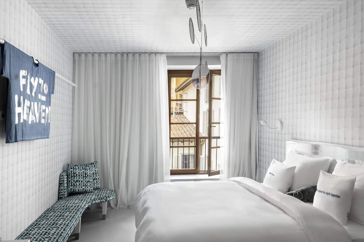 Medium Bianco | Premium bedding, down comforters, free minibar, in-room safe