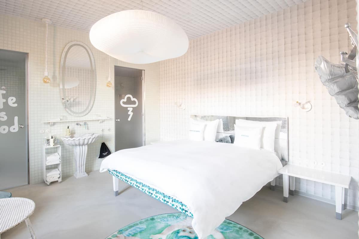Extra Large | Premium bedding, down comforters, free minibar, in-room safe