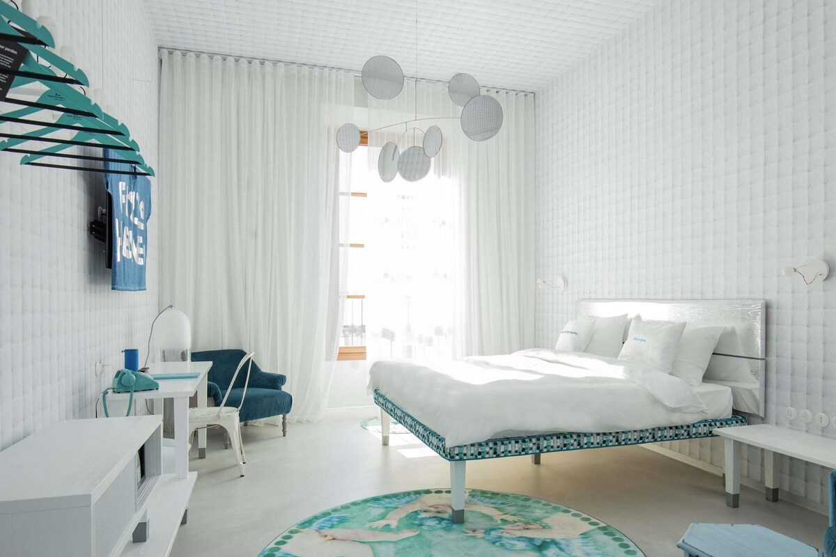 Gigantic (Lounge & Pool Access)