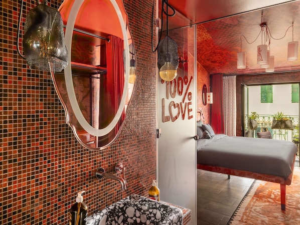 Medium Rosso with Balcony | 高档床上用品、羽绒被、迷你吧(备有免费物品)、客房内保险箱