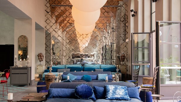 Une chambre d’hôtel moderne dotée d’un grand lit, d’un coin salon et d’une table à manger.