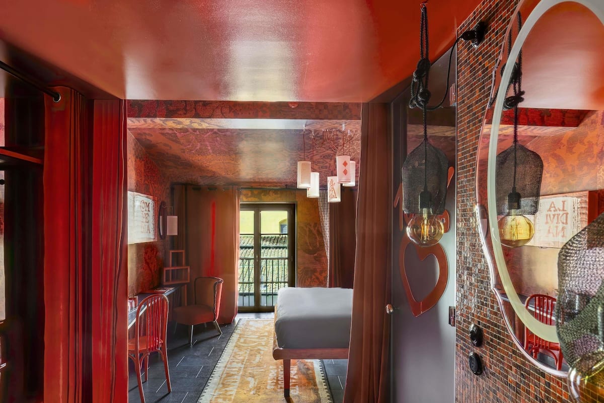 Medium Rosso | Premium bedding, down comforters, free minibar, in-room safe