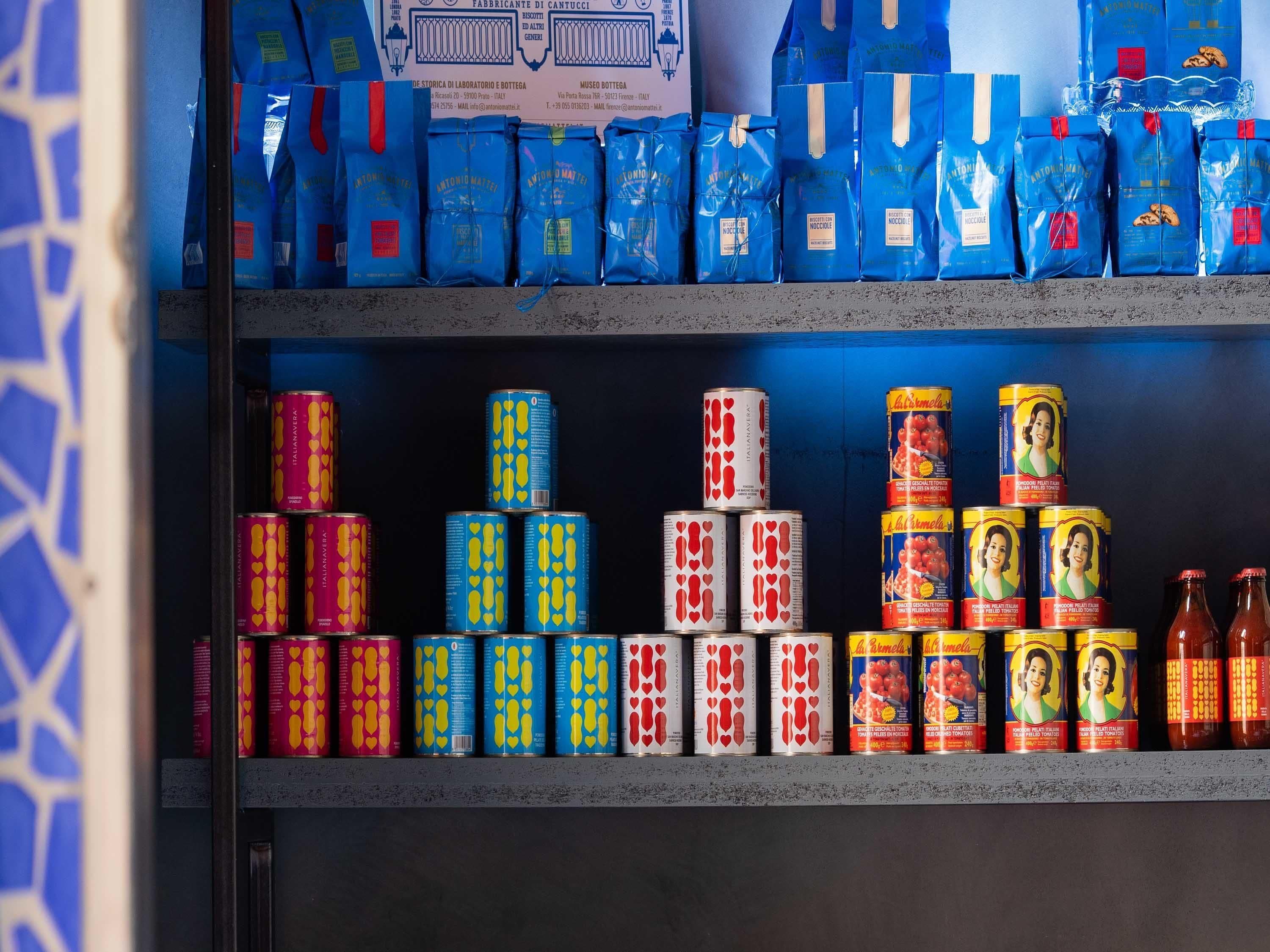 Des étagères remplies de divers produits alimentaires, notamment des pâtes, des conserves et des en-cas emballés.