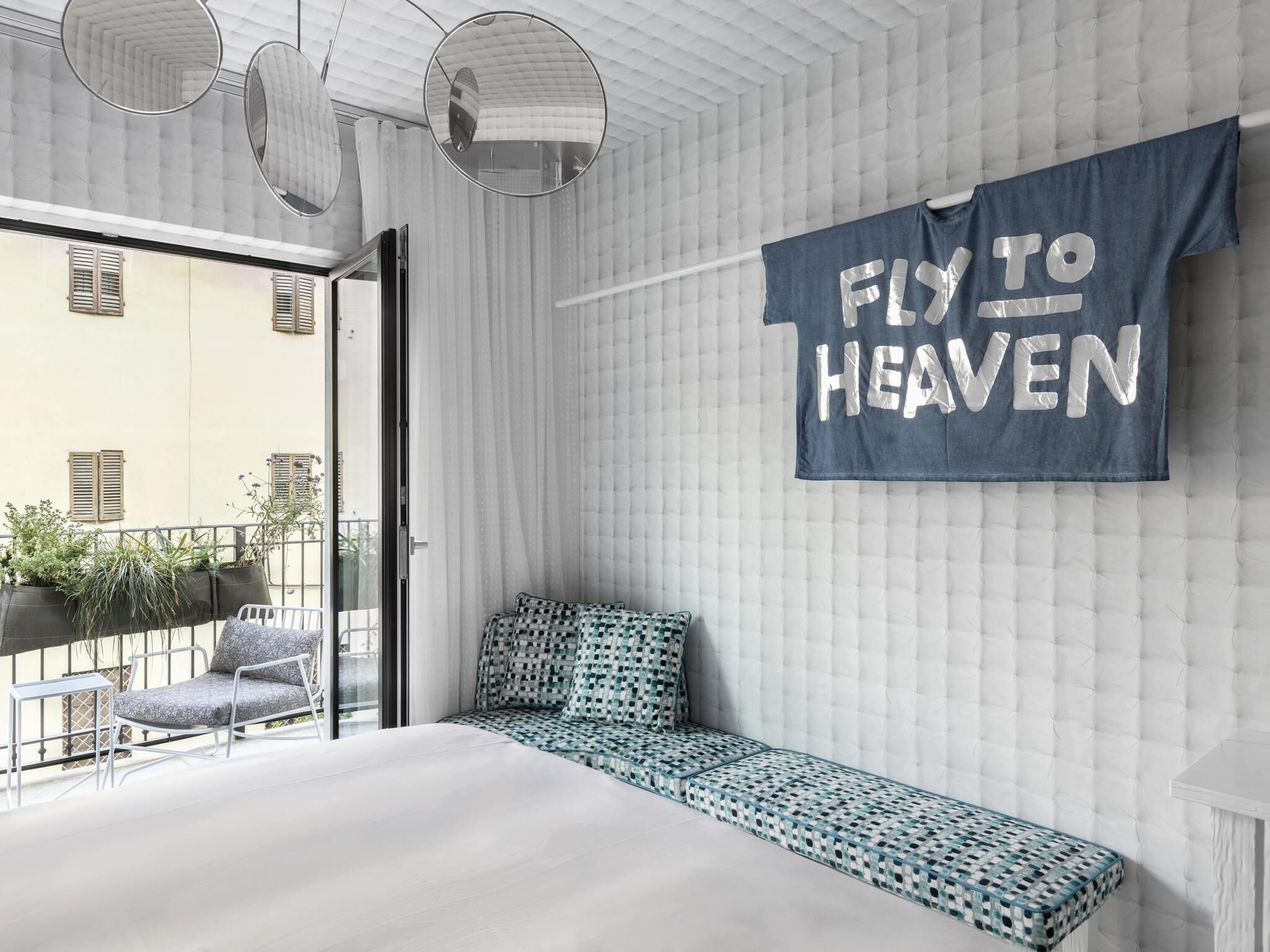 Medium Bianco with Balcony | Hochwertige Bettwaren, Daunenbettdecken, kostenlose Minibar, Zimmersafe