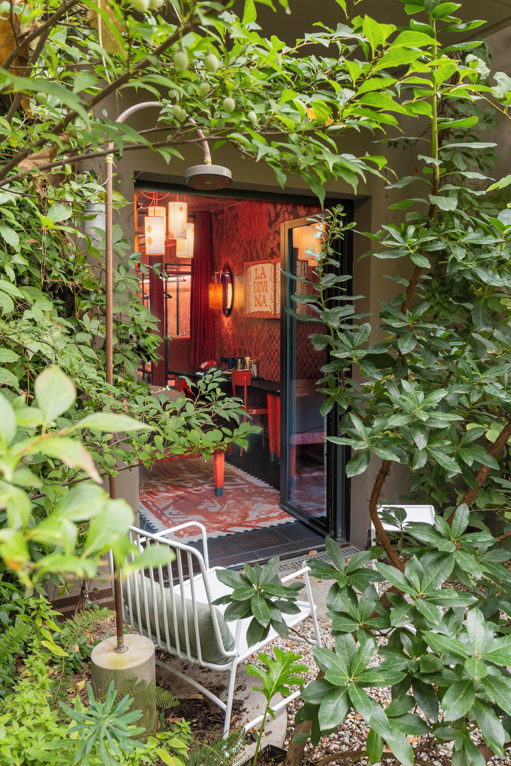 Large Rosso con Giardino Privato | Balcone