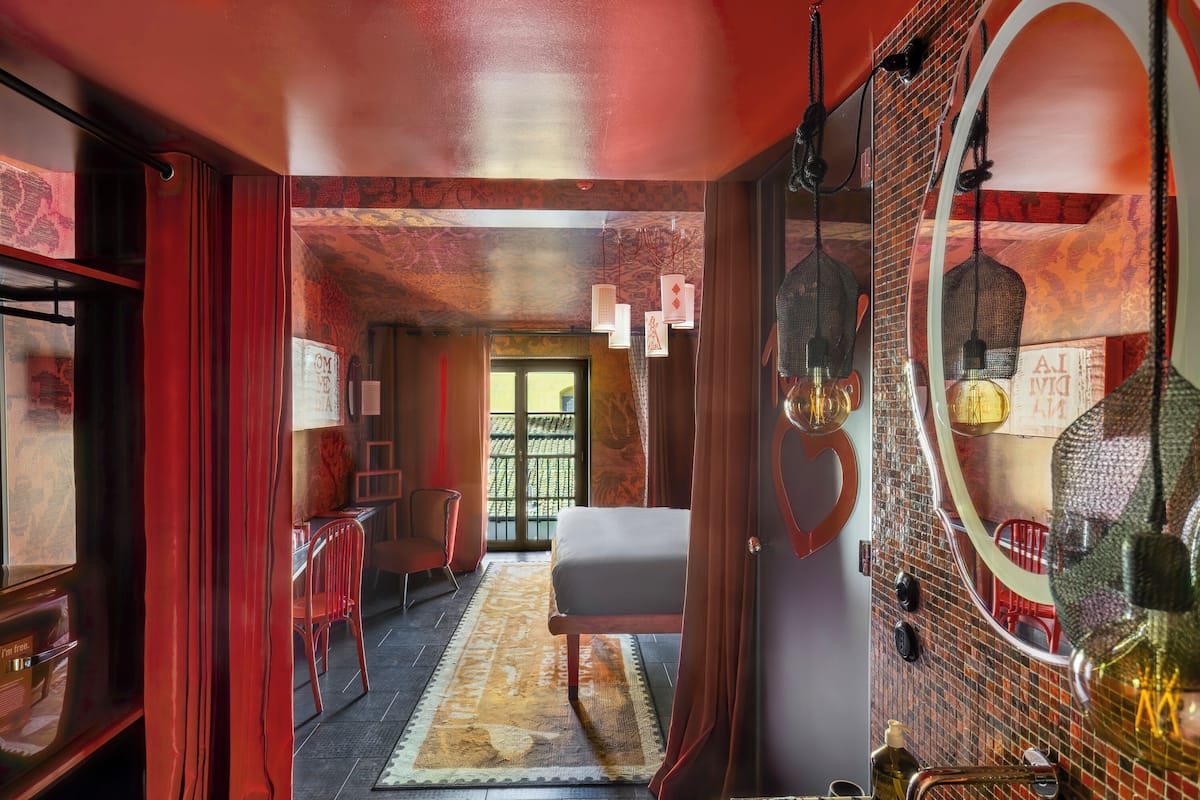 Premium bedding, down duvets, free minibar, in-room safe