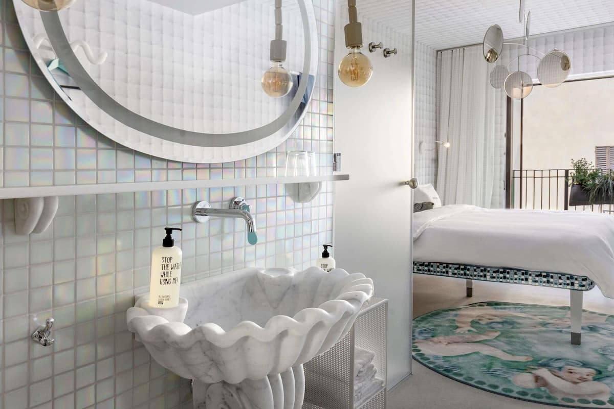 Medium Bianco with Balcony