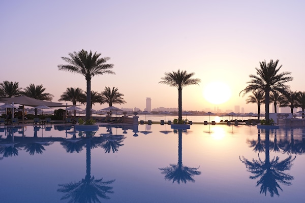 Piscine couverte, piscine extérieure, parasols de plage, chaises longues