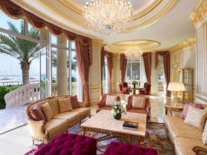 Hypo-allergenic bedding, down duvets, memory-foam beds, minibar - Raffles The Palm (Dubai)