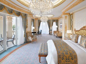 Hypo-allergenic bedding, down comforters, memory foam beds, minibar - Raffles The Palm (Dubai)