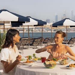 4 restaurantes, é servido almoço
