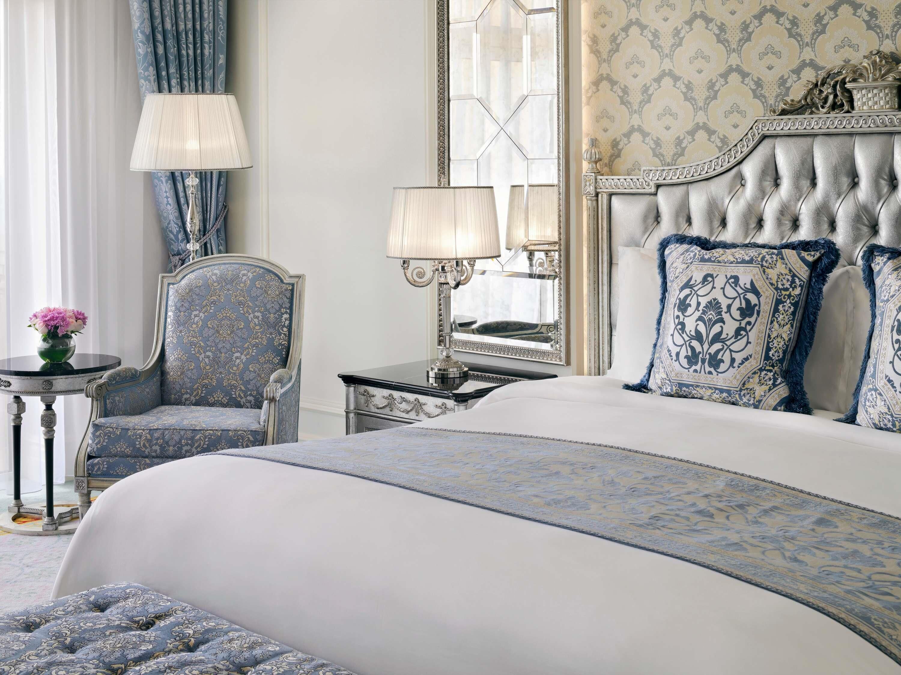 Raffles, Habitación Club, Acceso al salón del club | Ropa de cama hipoalergénica y edredones de plumas