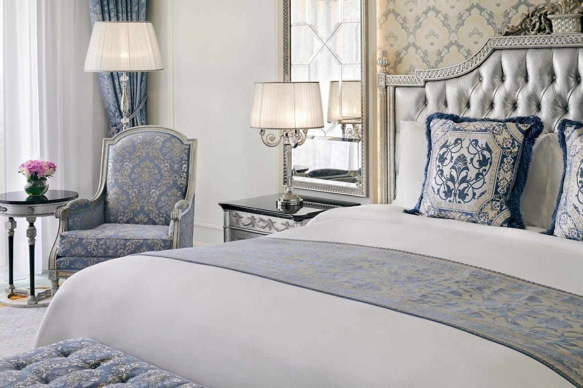 Raffles Club Palm Room, Club Lounge Access | Hypo-allergenic bedding, down duvets, memory-foam beds, minibar