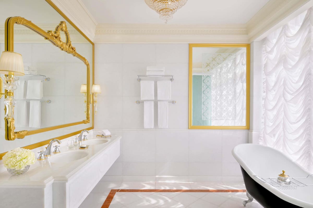 1 bedroom, hypo-allergenic bedding, down comforters, memory foam beds