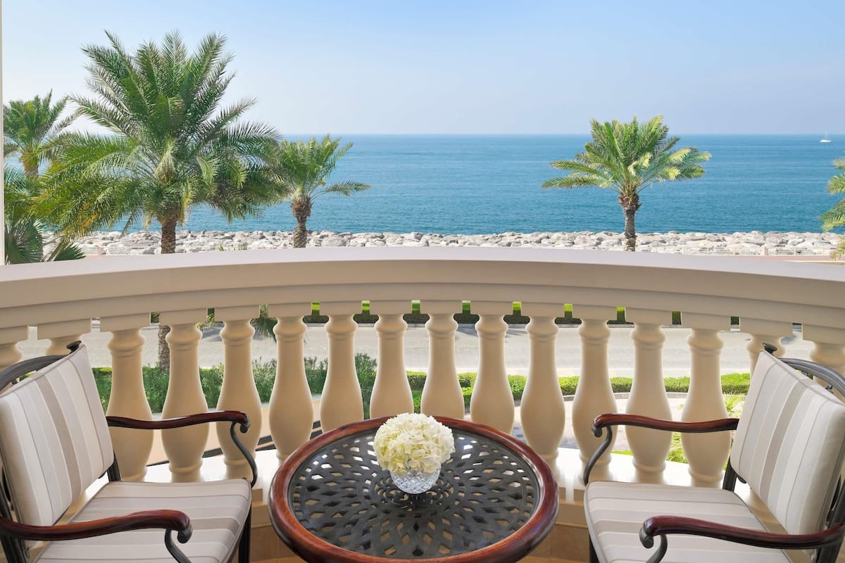 1 bedroom, hypo-allergenic bedding, down comforters, memory foam beds