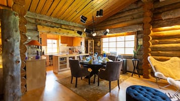 Suite Premium, 2 habitaciones, no fumadores, sauna | Zona de estar | Una televisión de pantalla plana