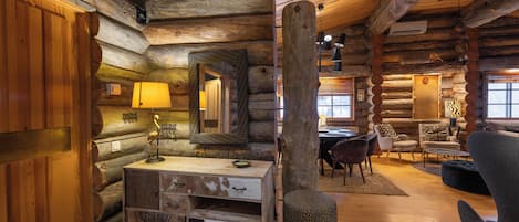 Premium-sviitti, 2 makuuhuonetta, tupakointi kielletty, sauna | Oleskelualue | Taulutelevisio