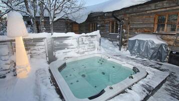 Bañera de hidromasaje al aire libre