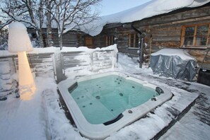 Outdoor spa tub - Kuukkeli Log Houses Teerenpesä - Premium Suite A48 (Saariselka)