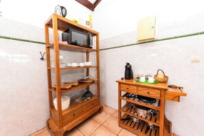Kühlschrank, Mikrowelle, Herdplatte, Wasserkocher mit Kaffee-/Teezubehör