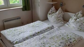 3 bedrooms, iron/ironing board, internet, bed sheets