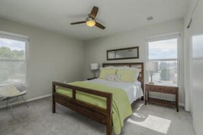 4 bedrooms, iron/ironing board, free WiFi, bed sheets - Modern on Madison in the Historic Westside (Kansas City)
