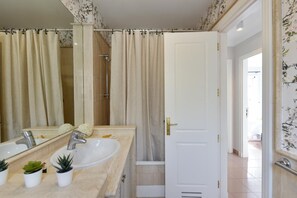 Shower, towels - Chalet Santa Ana 15 by VillaGranCanaria (Maspalomas)