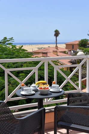 Outdoor dining - Chalet Santa Ana 15 by VillaGranCanaria (Maspalomas)