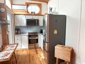 ثلاجة، ميكروويف، فرن، موقد طهي مسطح