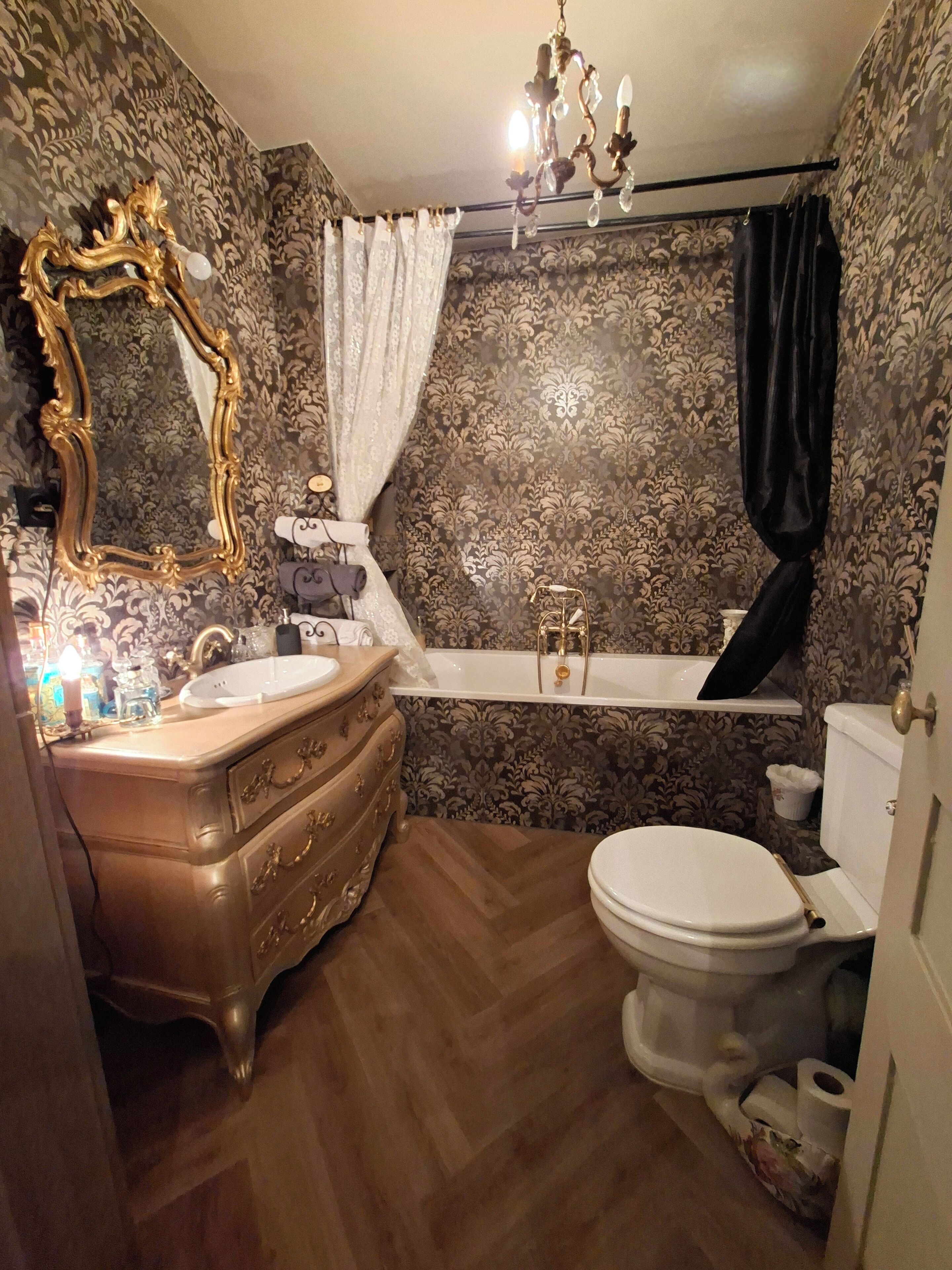Badewanne, Haartrockner, Handtücher, Seife