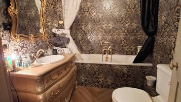 Badewanne, Haartrockner, Handtücher, Seife