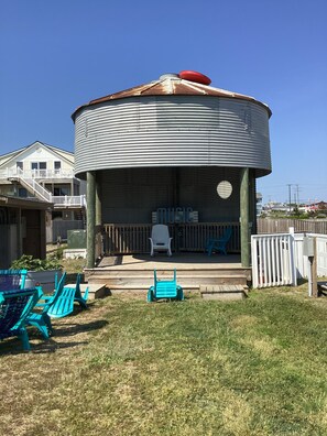 Terrace/patio - PRIVATE//QUITE /COZY / / OCEAN VIEW / COUPLES GETAWAY. WALK TO FOOD & LIVE MUSIC (Kitty Hawk)